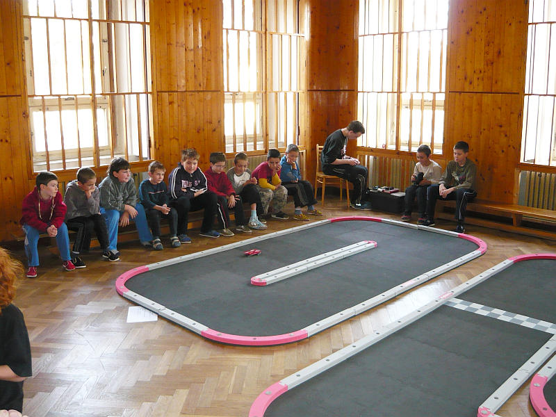 Nedělní odpoledne s RC modely aut v toušeňské školní tělocvičně - 17.10.2010