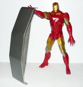 Iron Man drží polotovar pevnostního nárazníku.