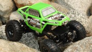 Losi Micro Rock Crawler s karoserií v zelené barvě.