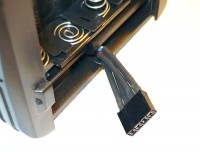 Vysílačka Flysky GT3B - programovací kabel protažený přes bateriový prostor ven